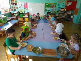 "Продукты питания. Столовый этикет" в группе "Капелька" "Продукты питания. Столовый этикет" в группе "Капелька".